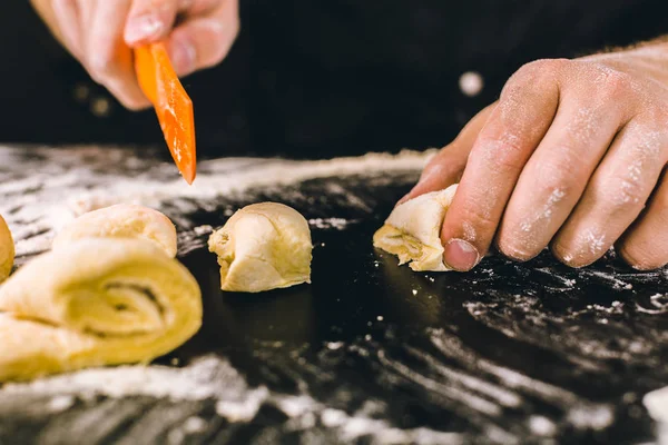 Mani che impastano una pasta — Foto Stock