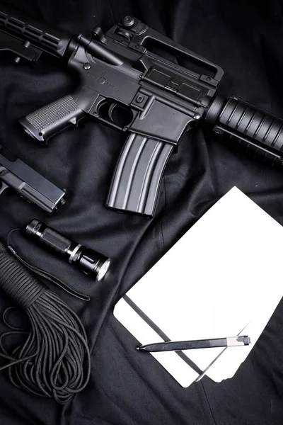 Pistola, cuchillo con vaina, brújula — Foto de Stock