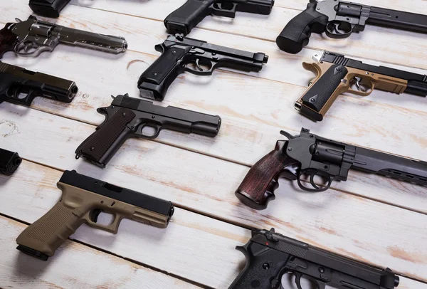 Sortiment pistolí ležící — Stock fotografie