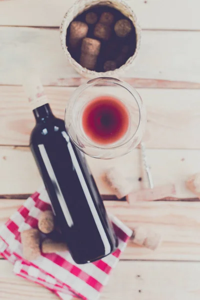 Şişede kırmızı şarap. — Stok fotoğraf
