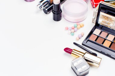 Fırçalar ve kozmetik şablonu