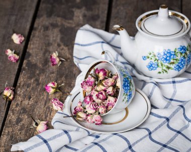 Natürmort çay bardağı ve masa örtüsü