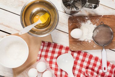 Hazırlık malzemeleri ve mutfak eşyaları şablon pişirme