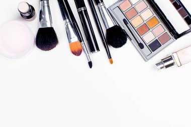 Fırçalar ve kozmetik şablonu