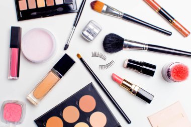 Fırçalar ve kozmetik şablonu