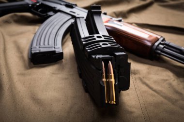 Araçlar ve silahlar kumaş üzerine