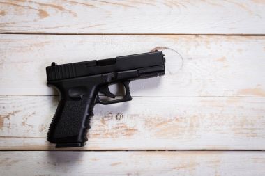 siyah yarı otomatik silah 