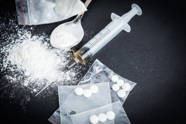 ilaç şırınga ve pişmiş eroin