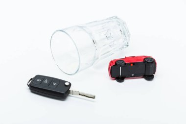 Alkol ve araba anahtarları kavramı 