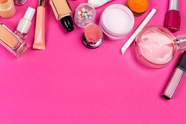 Cosmetici decorativi su rosa — Foto Stock