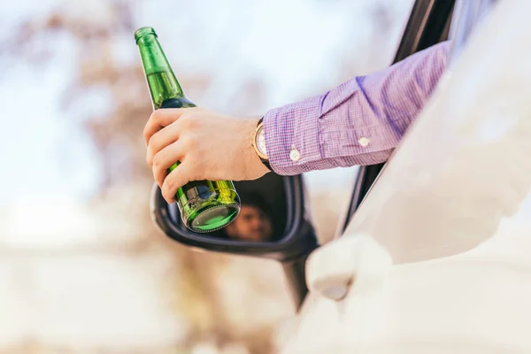 Ο άνθρωπος πίνει αλκοόλ κατά την οδήγηση — Φωτογραφία Αρχείου