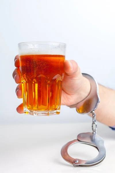 Copo de cerveja com algemas — Fotografia de Stock