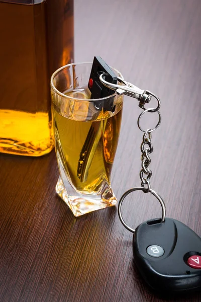 • Κλειδί αυτοκινήτου με οινόπνευμα στο ποτήρι — Φωτογραφία Αρχείου