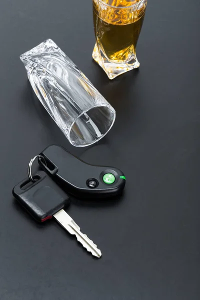 Clé de voiture avec alcool en verre — Photo