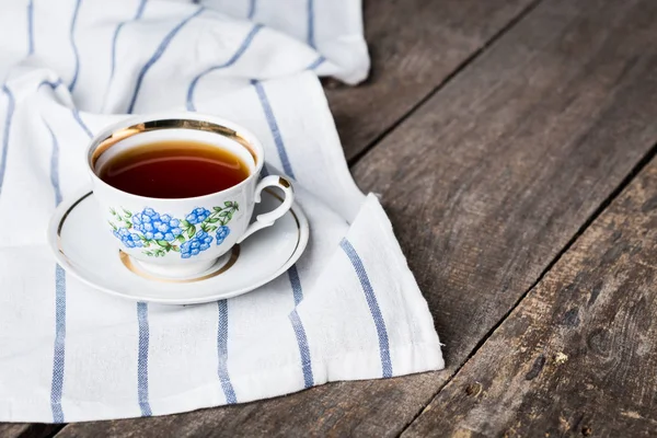 Chá preto em uma xícara de porcelana — Fotografia de Stock
