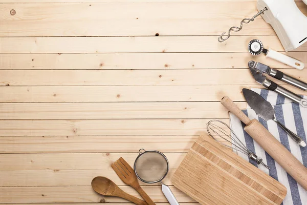 Ferramentas de cozinha com guardanapos azuis — Fotografia de Stock