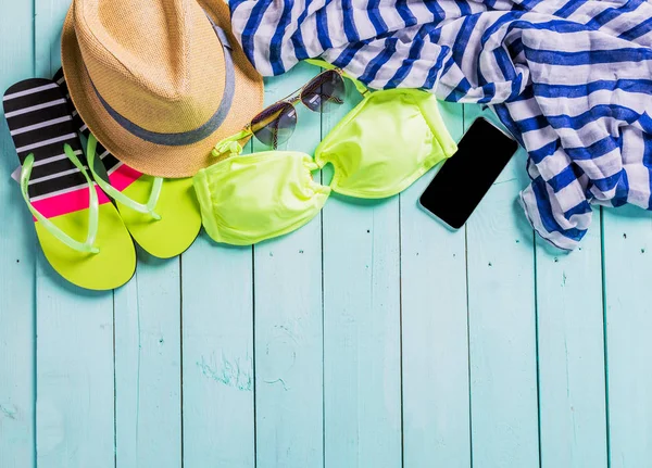 Traje de baño, gafas de sol y chanclas —  Fotos de Stock