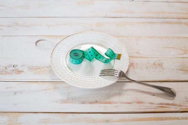 Measuring tape on a wooden table — Stock Photo, Image