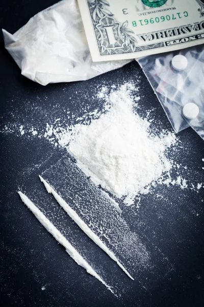 Uyuşturucu ve para masada — Stok fotoğraf