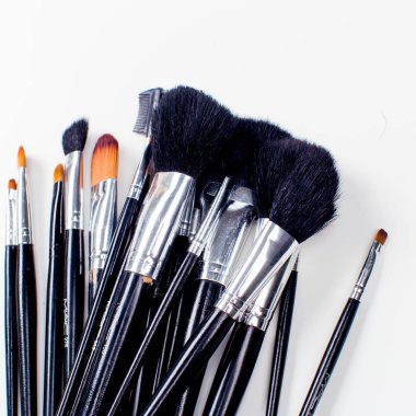 kozmetik üzerine beyaz fırçalar