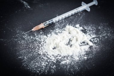 ilaç şırınga ve pişmiş eroin