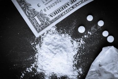 Uyuşturucu ve para masada