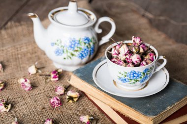 Kitap, çiçekler ve çay