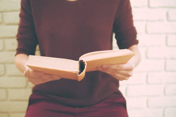 Vrouw die het boek leest — Stockfoto