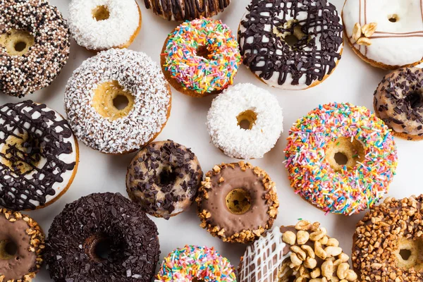 Süße und frische Donuts — Stockfoto