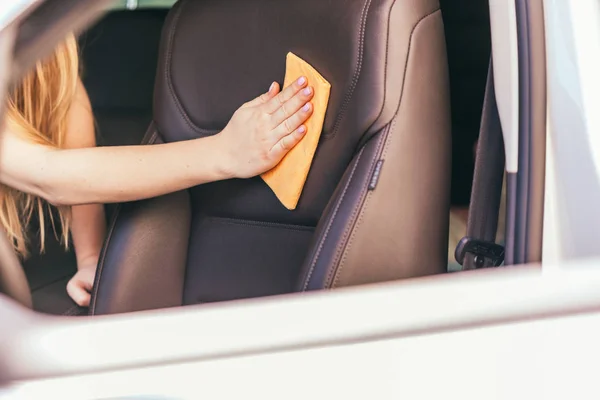 Hand with  cloth cleaning car — Stock Photo, Image