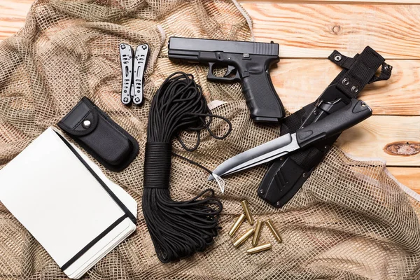 Zbraň, nůž s pláštěm, kompas — Stock fotografie