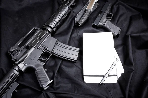 Pistola, faca com bainha, bússola — Fotografia de Stock