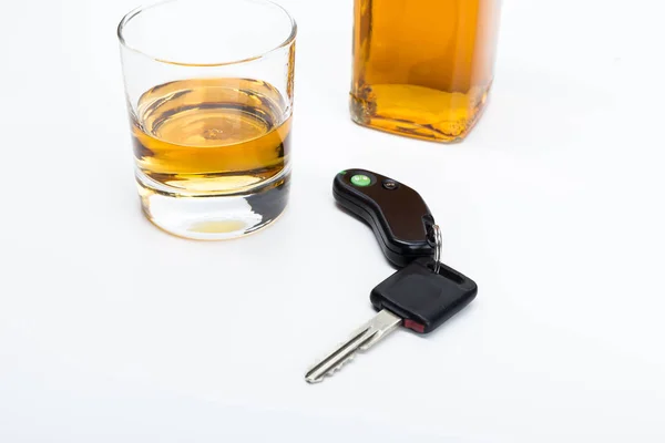 Conceito de álcool e chaves de carro — Fotografia de Stock