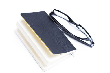 Kalem ve defter masada 