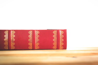 Bir masa üzerine eski kitap