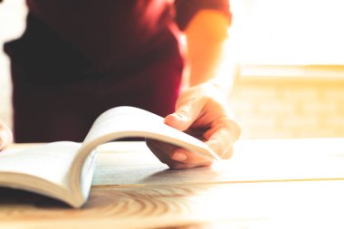 Kitabı okuyan kadın.