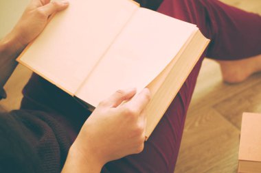 Kitabı okuyan kadın.