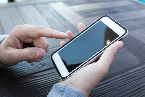 Mann benutzte ein Handy — Stockfoto