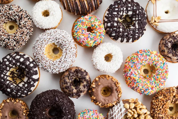Süße und frische Donuts — Stockfoto