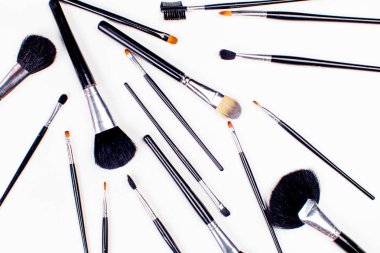 kozmetik üzerine beyaz fırçalar