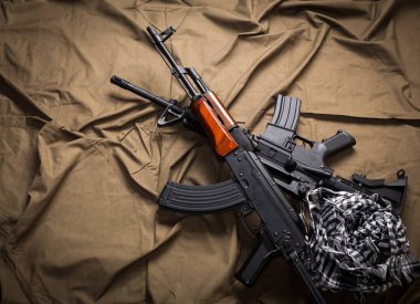 Araçlar ve silahlar kumaş üzerine