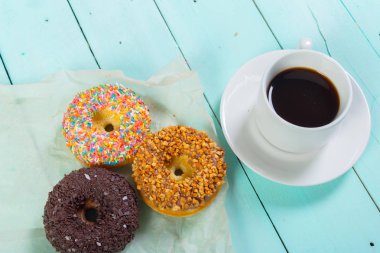 Çörek ve kahve fincanı.