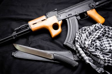 Araçlar ve silahlar kumaş üzerine