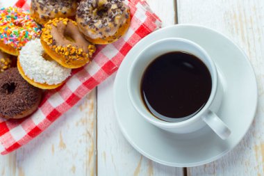 Çörek ve kahve fincanı.