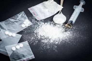 ilaç şırınga ve pişmiş eroin