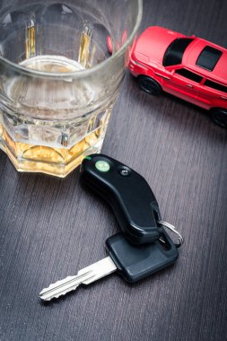 oyuncak araba ve bardak viski