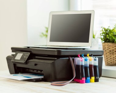 Yazıcı ve bilgisayar masa