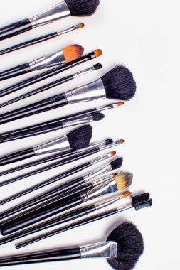 kozmetik üzerine beyaz fırçalar
