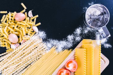 Tablo üzerinde ham spagetti 