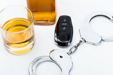 Alkol cam ile araba anahtar